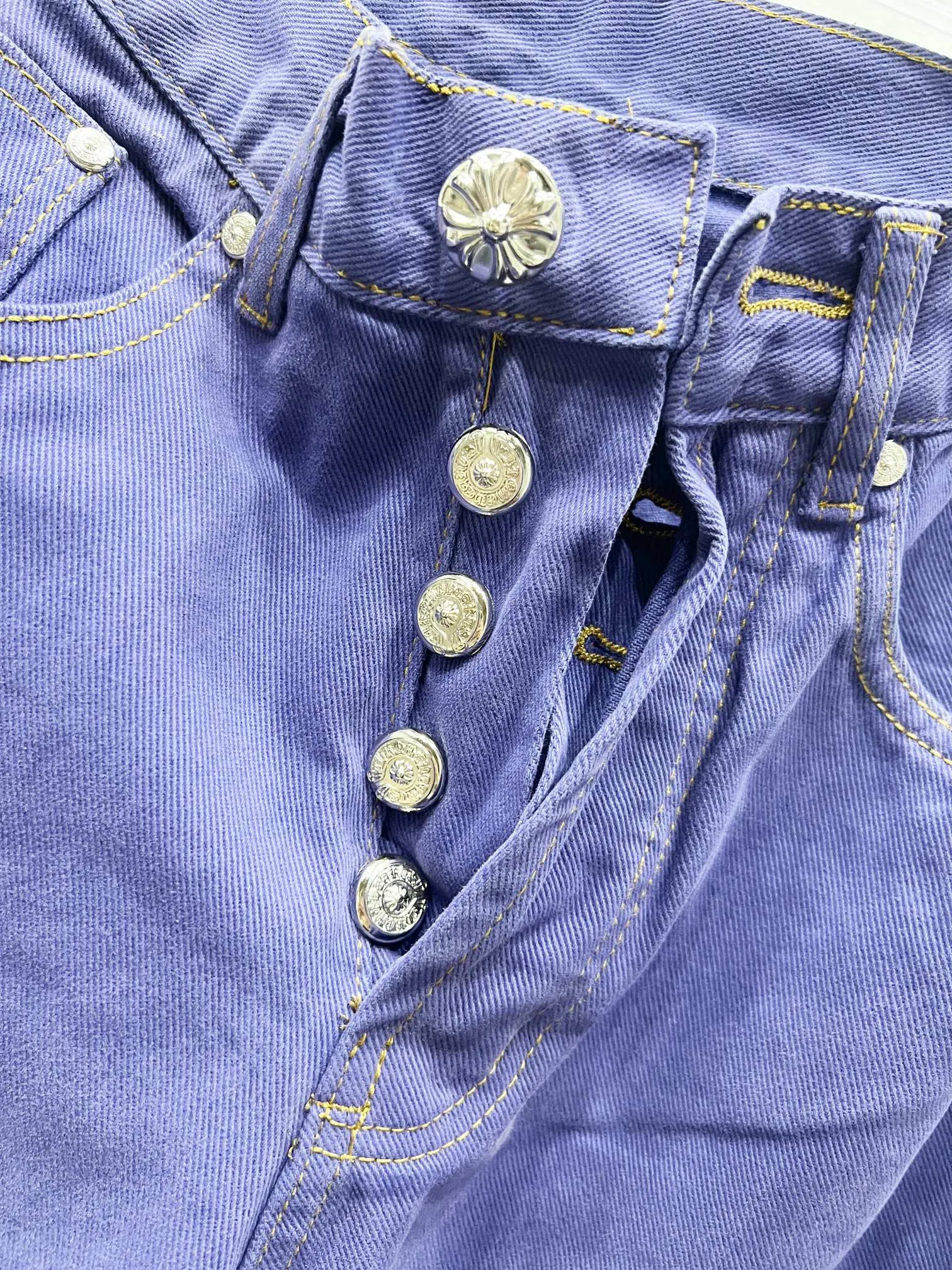 P220 Style No.: (c050) Women's Purple Pants Chrome Hearts CH Chrome's latest purple exudes uninhibited personality and unique charm. Every wear and tear is carefully designed to present a unique artistic feel. Made of imported denim fabric, which has undergone heavy industrial washing and destruction treatment, the trousers show a super cool effect on the upper body, allowing you to dominate the fashion stage.  This is more than just a pair of jeans, it is an expression of attitude. With its unique design concept and ultimate pursuit of details, Croxin breaks traditional boundaries and defines the jeans trend in the new era. The trousers are made of double-layer woven fabric and matched with customized hardware, showing an incomparably beautiful and unique style, making every wearer the focus of fashion. Imported denim fabric, super heavy-duty washed and damaged, the upper body is super cool! Customized hardware, incomparably beautiful style, difficult to make, full of high street feel Color: Purple Size: S M L XL (women's pants 26, 28, 30, 32)